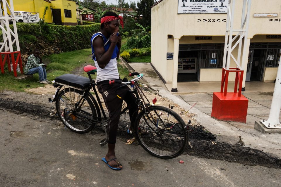 Fahrradfahrer am Straßenrand auf dem Rückweg nach Kigali