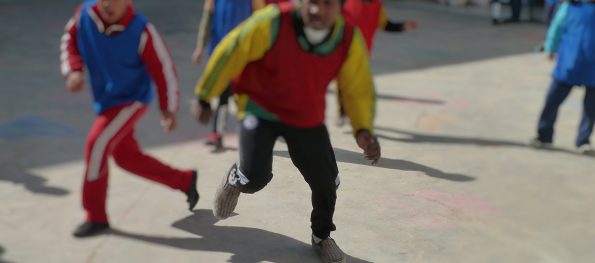 Jugendliche beim Fußballspielen